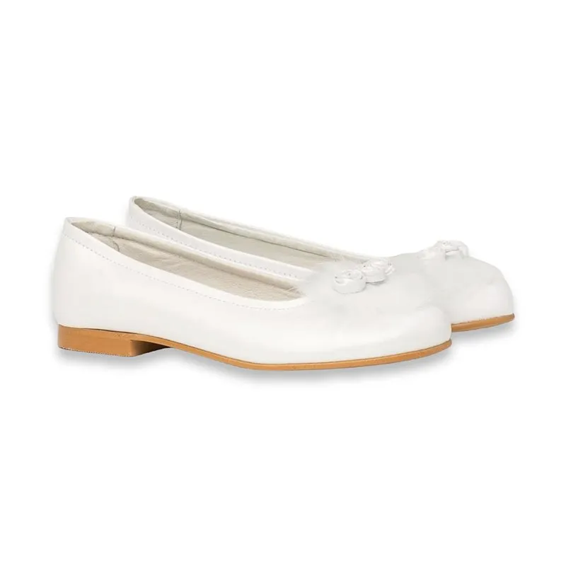 Bailarina Comunión Niña Piel Nacarada Pompon Y Flor Velcro 994 Blanco, de Angelitos