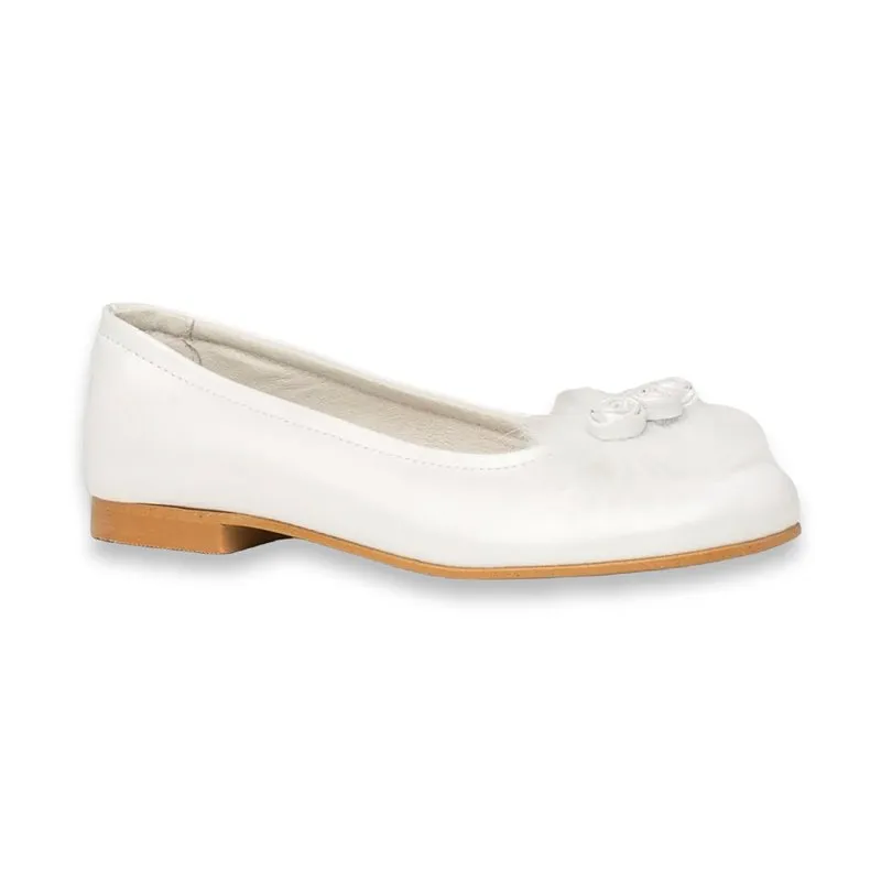 Bailarina Comunión Niña Piel Nacarada Pompon Y Flor Velcro 994 Blanco, de Angelitos