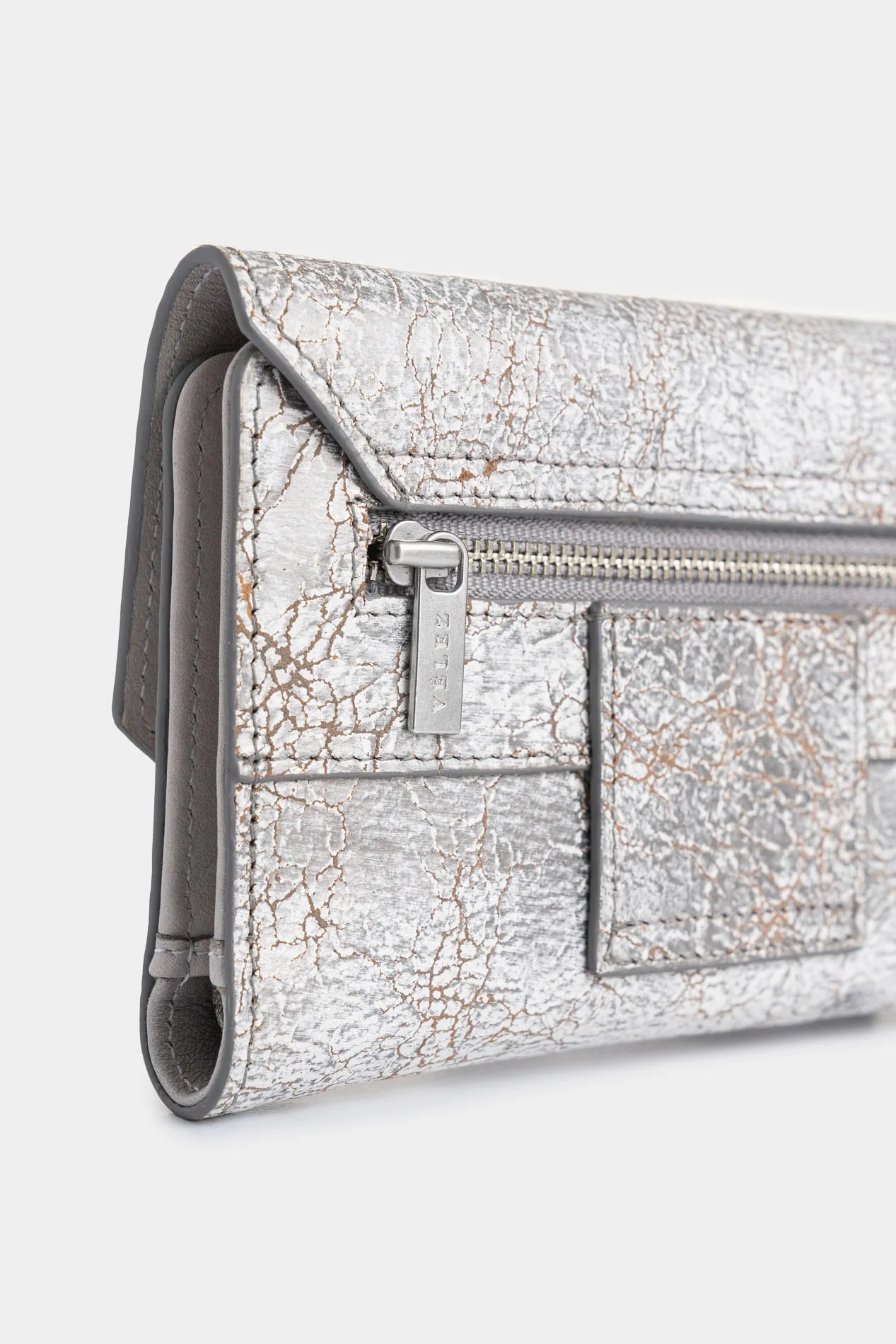 Billetera Bravo de cuero folia para mujer detalle tejido