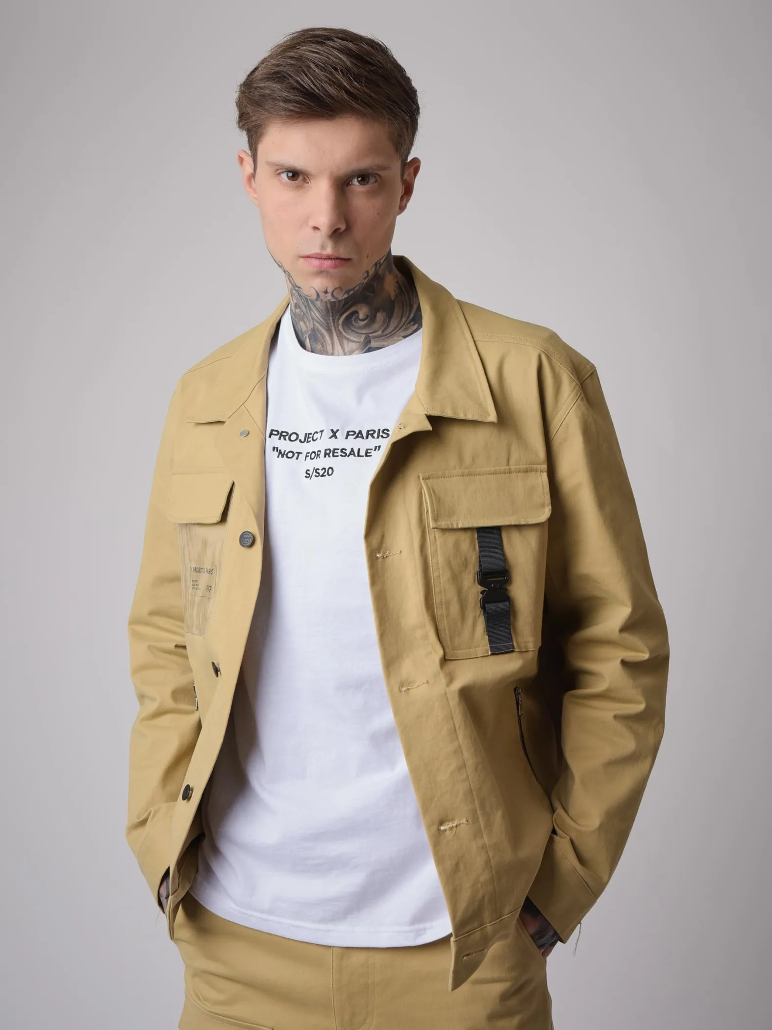 Chaqueta con bolsillo transparente y clip