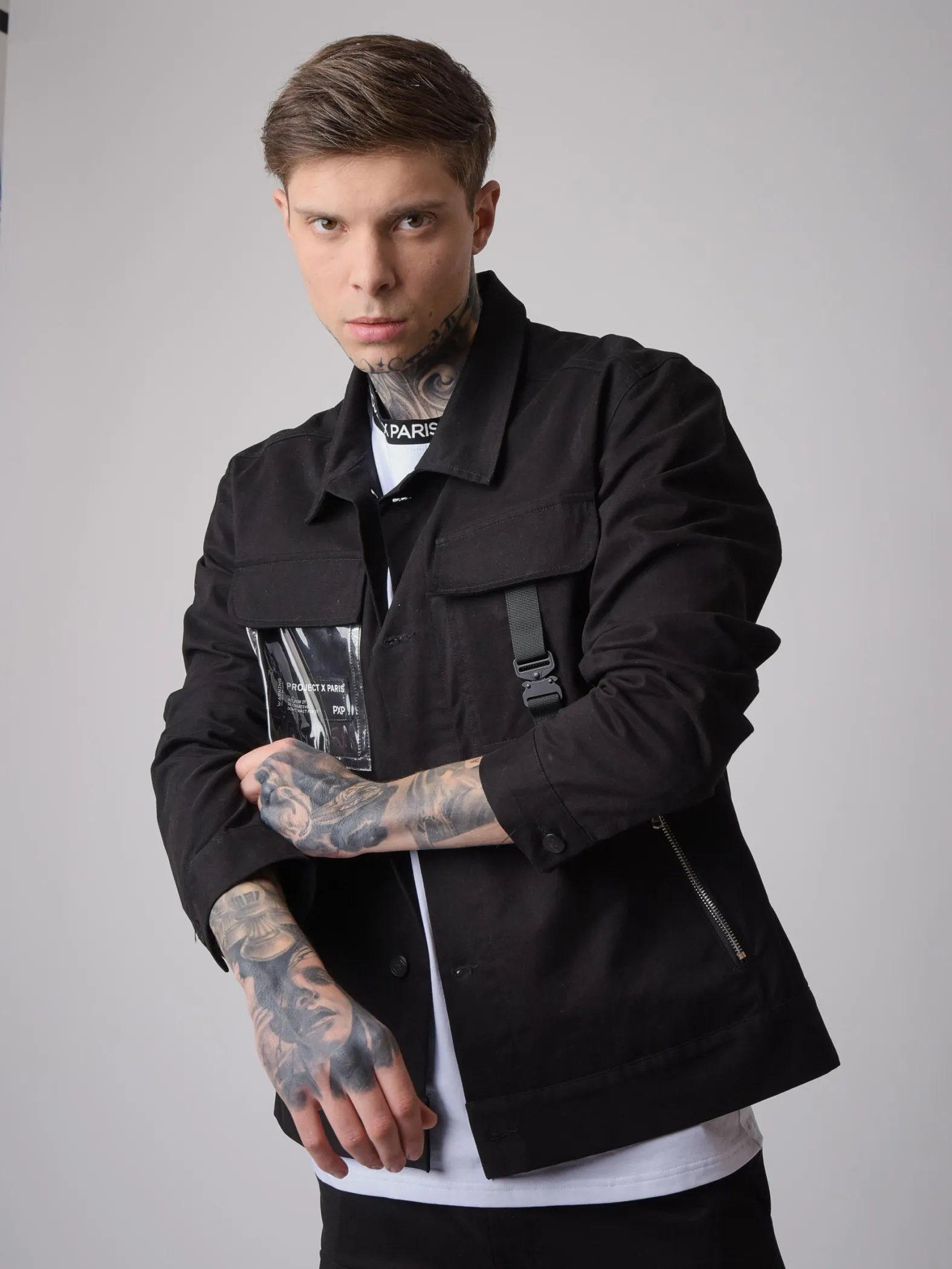 Chaqueta con bolsillo transparente y clip