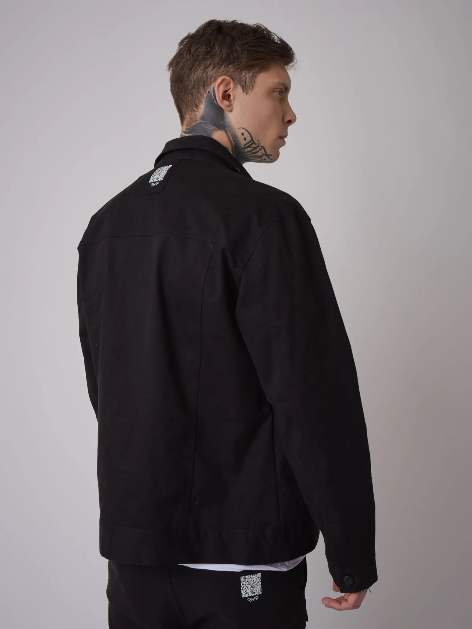 Chaqueta con bolsillo transparente y clip