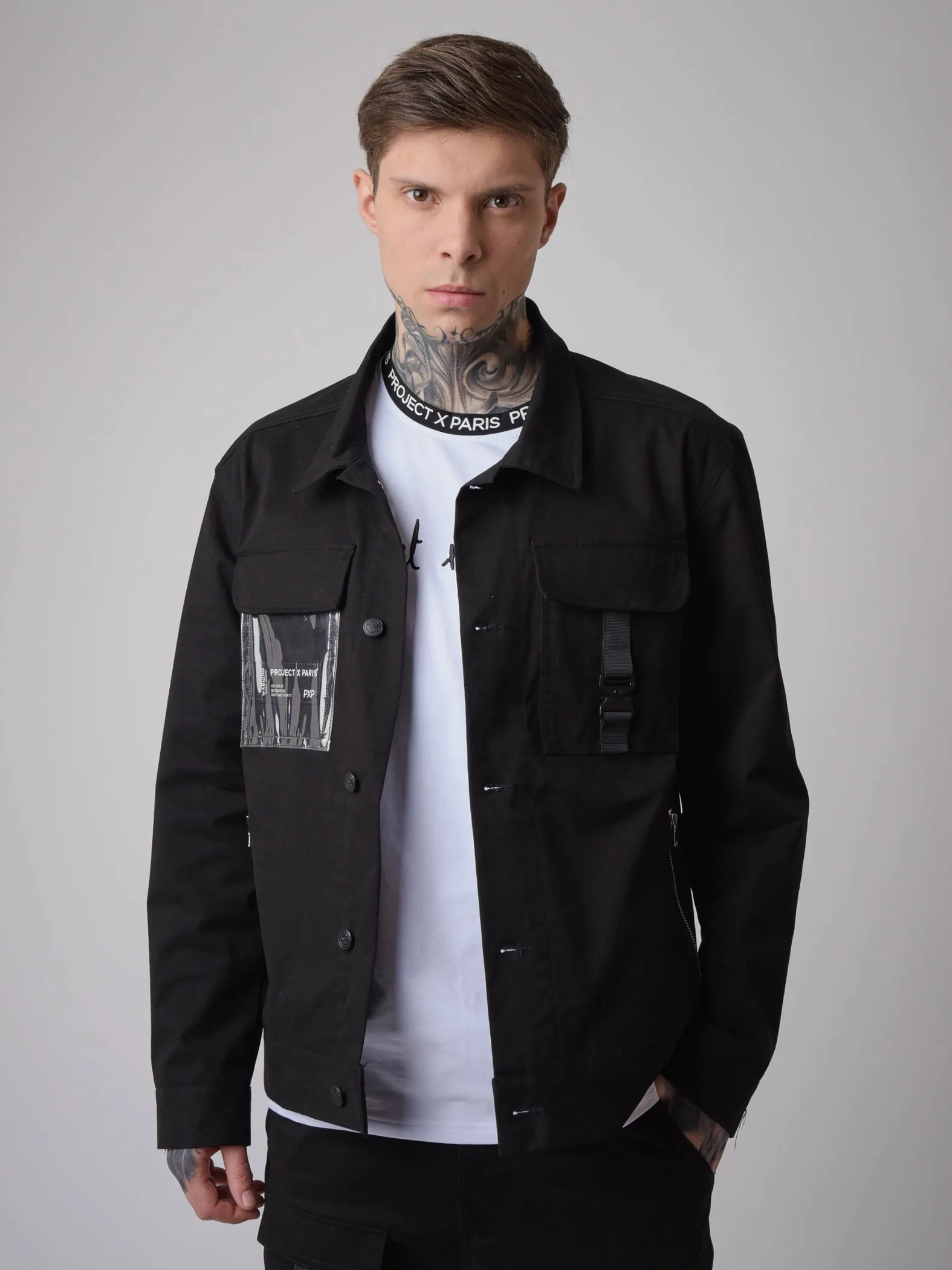 Chaqueta con bolsillo transparente y clip