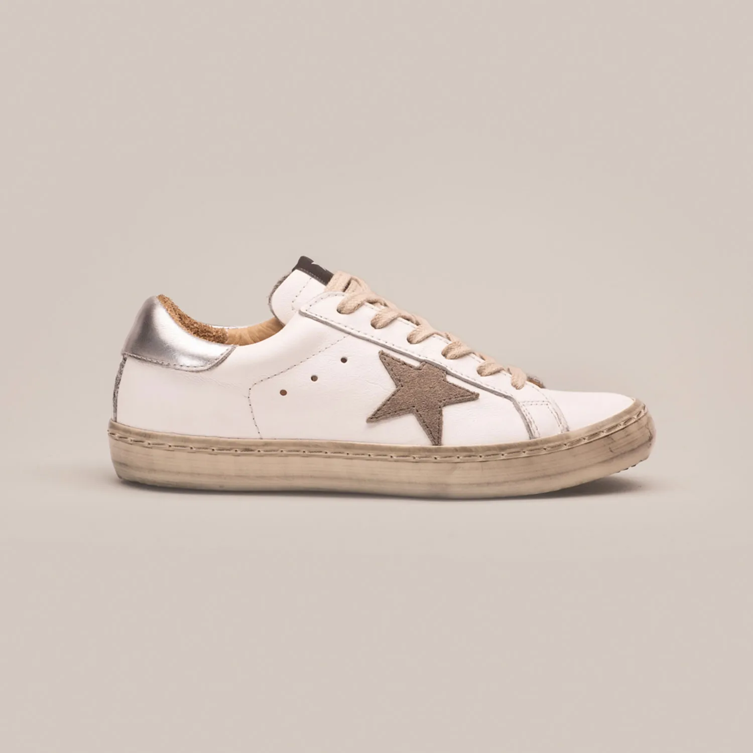 Code : 1009 Zapatilla Cuero Vacuno Blanco ,  Aplique de estrella en cuero Aluminio , talón en cuero Plata,  Cordones de algodón 