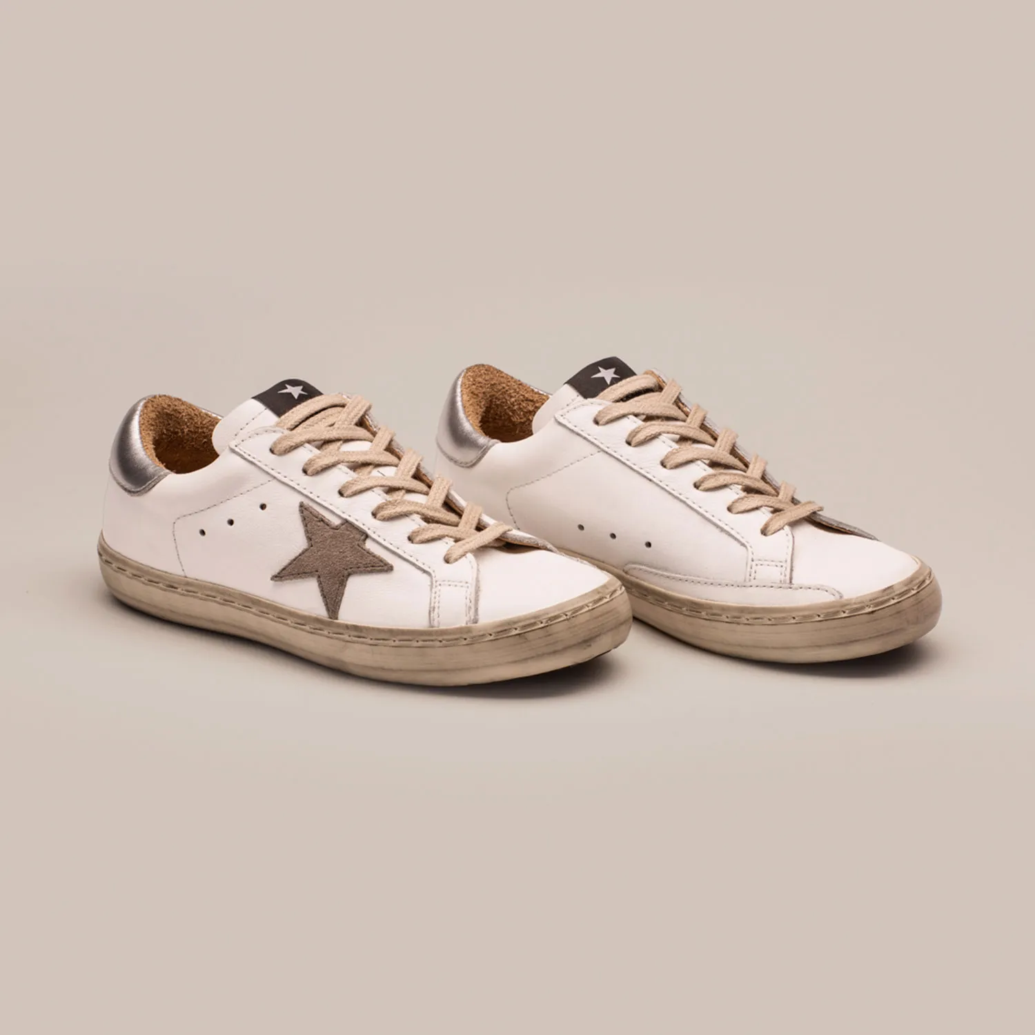 Code : 1009 Zapatilla Cuero Vacuno Blanco ,  Aplique de estrella en cuero Aluminio , talón en cuero Plata,  Cordones de algodón 