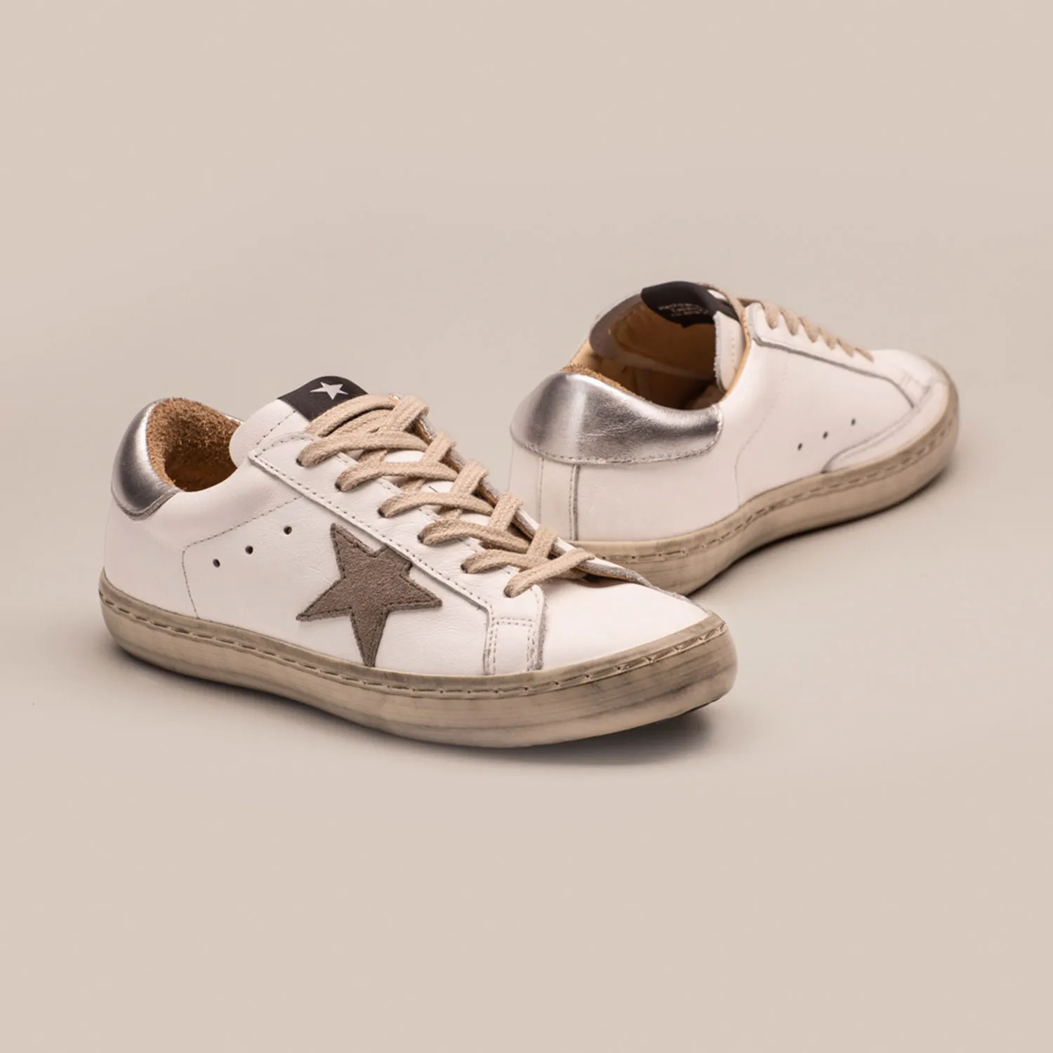 Code : 1009 Zapatilla Cuero Vacuno Blanco ,  Aplique de estrella en cuero Aluminio , talón en cuero Plata,  Cordones de algodón 