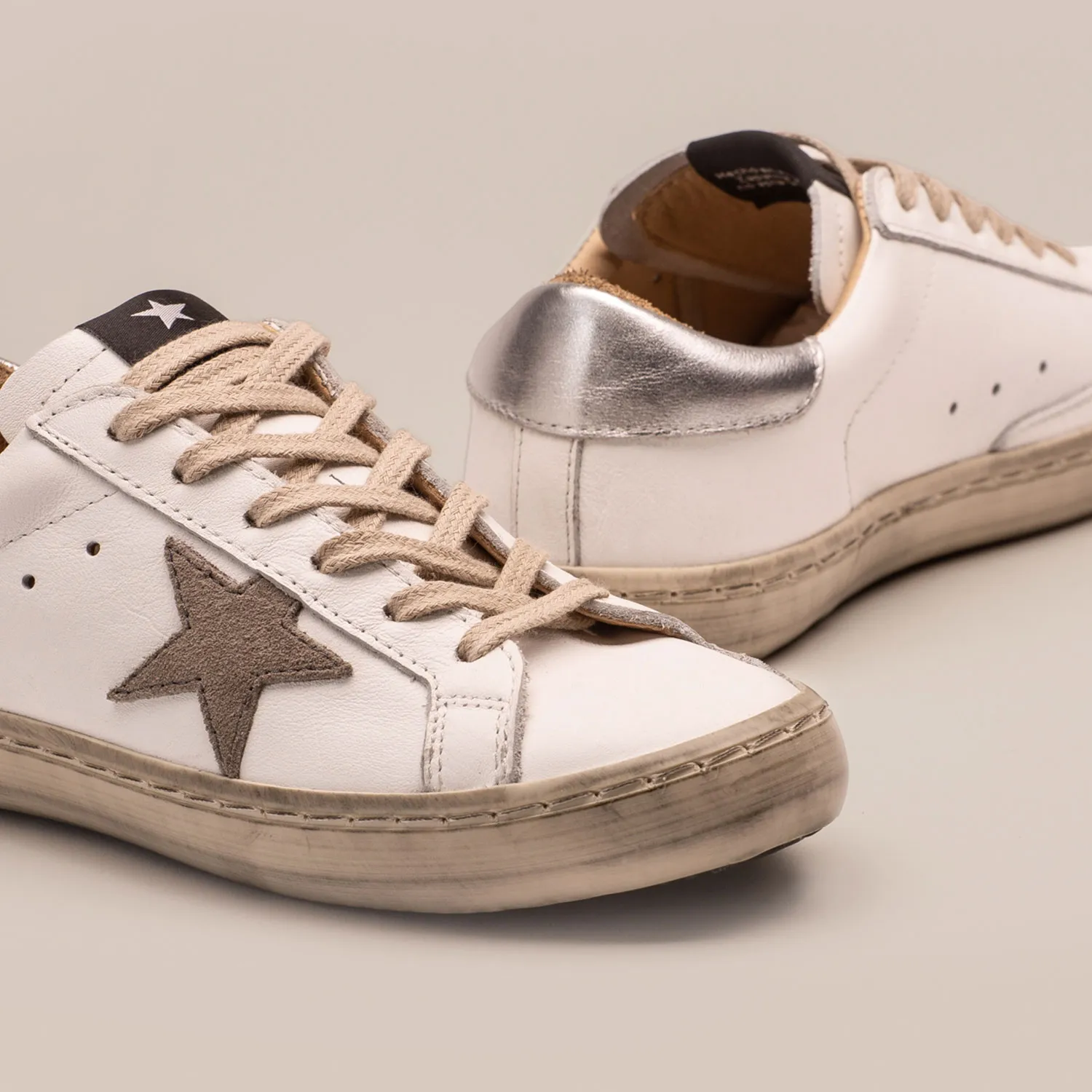 Code : 1009 Zapatilla Cuero Vacuno Blanco ,  Aplique de estrella en cuero Aluminio , talón en cuero Plata,  Cordones de algodón 