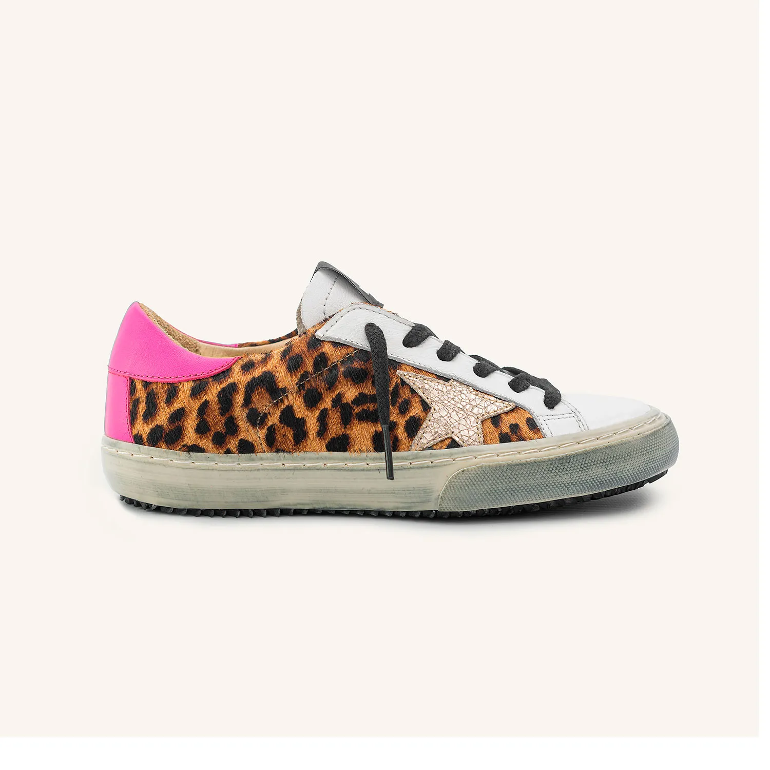 Code : 1032 Zapatilla Cuero Vacuno Animal Print, Talón Inferior y superior fucsia, Capellada en cuero Blanco,  Aplique de estrel
