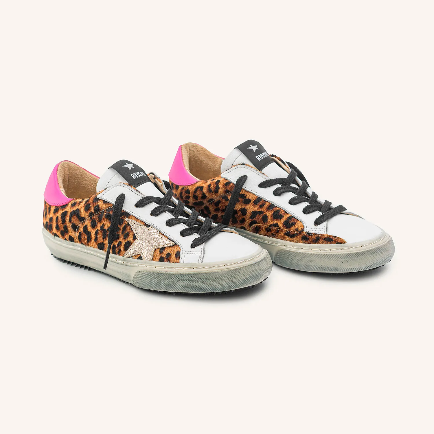 Code : 1032 Zapatilla Cuero Vacuno Animal Print, Talón Inferior y superior fucsia, Capellada en cuero Blanco,  Aplique de estrel