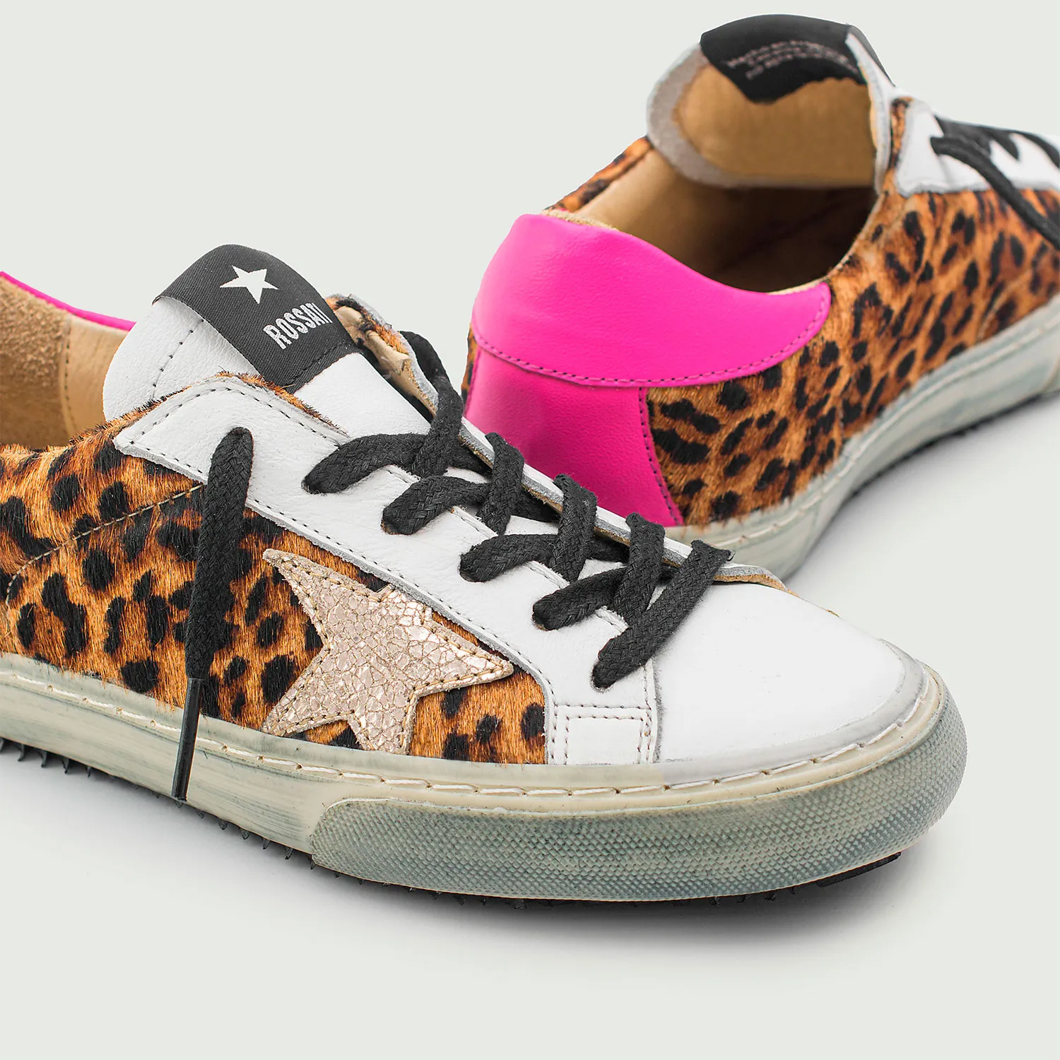 Code : 1032 Zapatilla Cuero Vacuno Animal Print, Talón Inferior y superior fucsia, Capellada en cuero Blanco,  Aplique de estrel