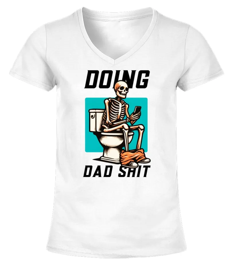Dad Skeleton Doing Dad Stuff Snarky Halloween Father's Day Camiseta cuello pico Mujer