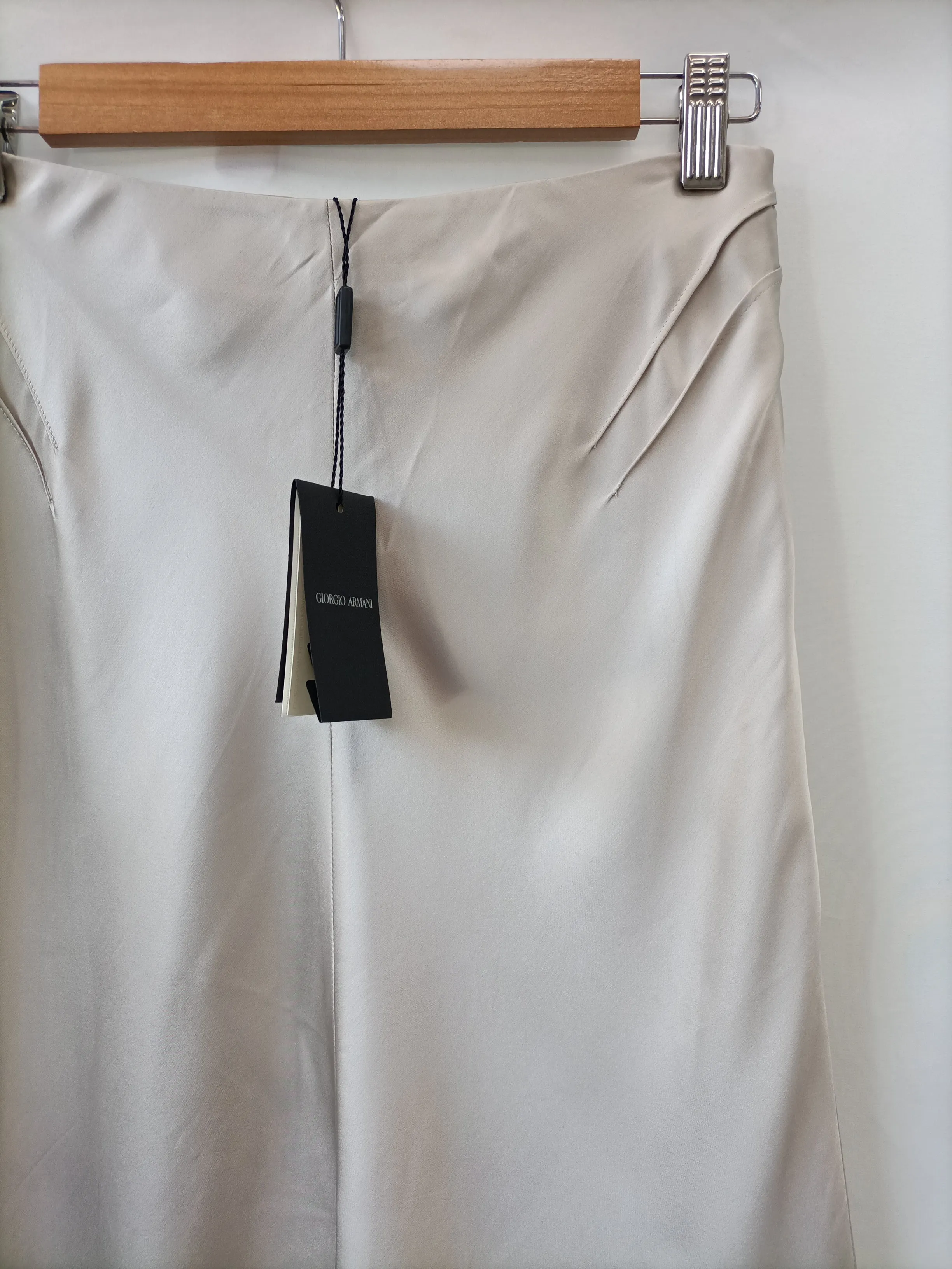 GEORGIO ARMANI. Falda beige seda T.38