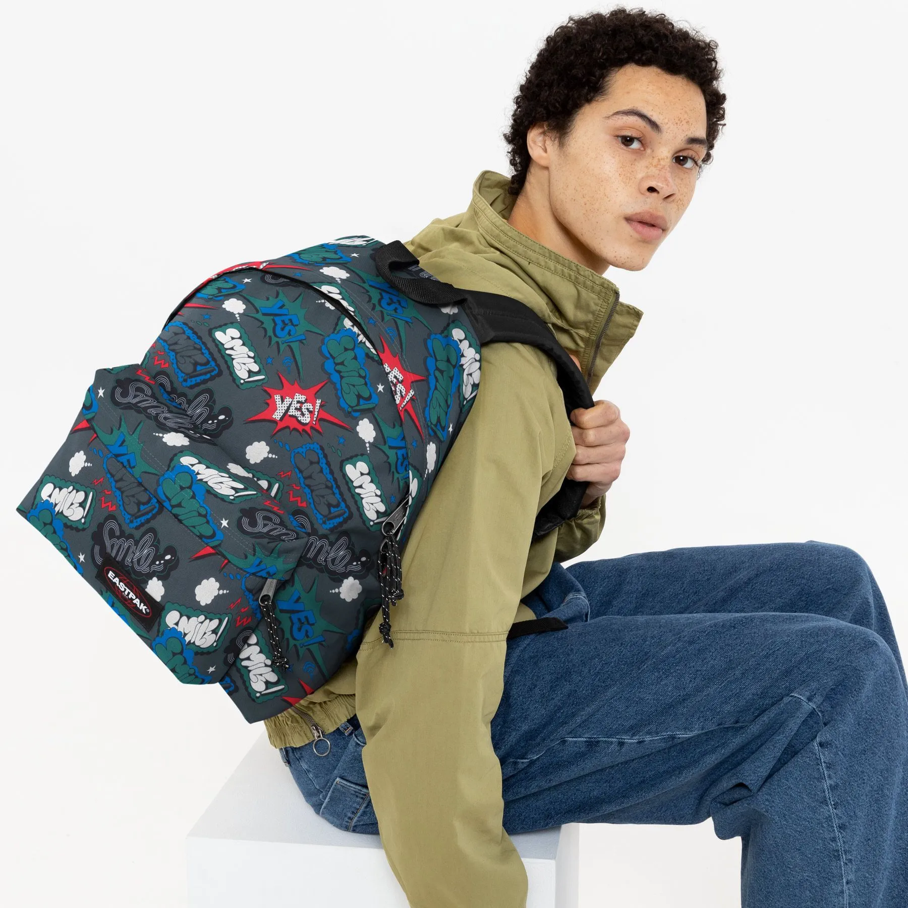 MOCHILA EASTPAK Padded Pak’r® 24 litros EK620U49 Comic Grey estampado inspirado en los cómics multicolor
