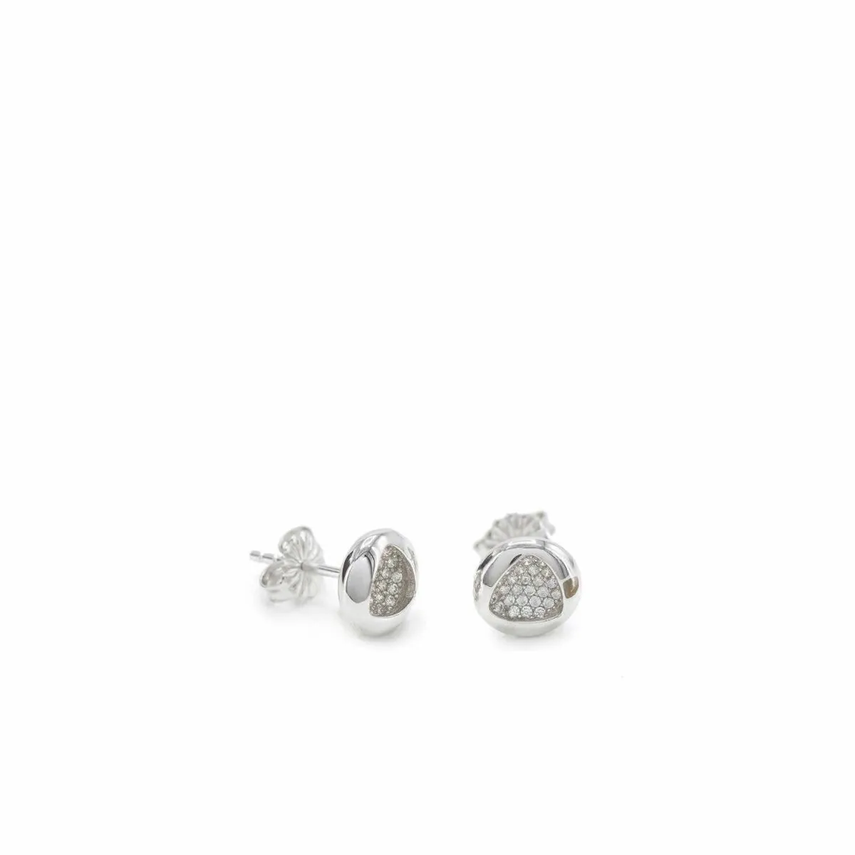 Pendientes pequeos plata brillantes con silueta triángulo y circonitas
