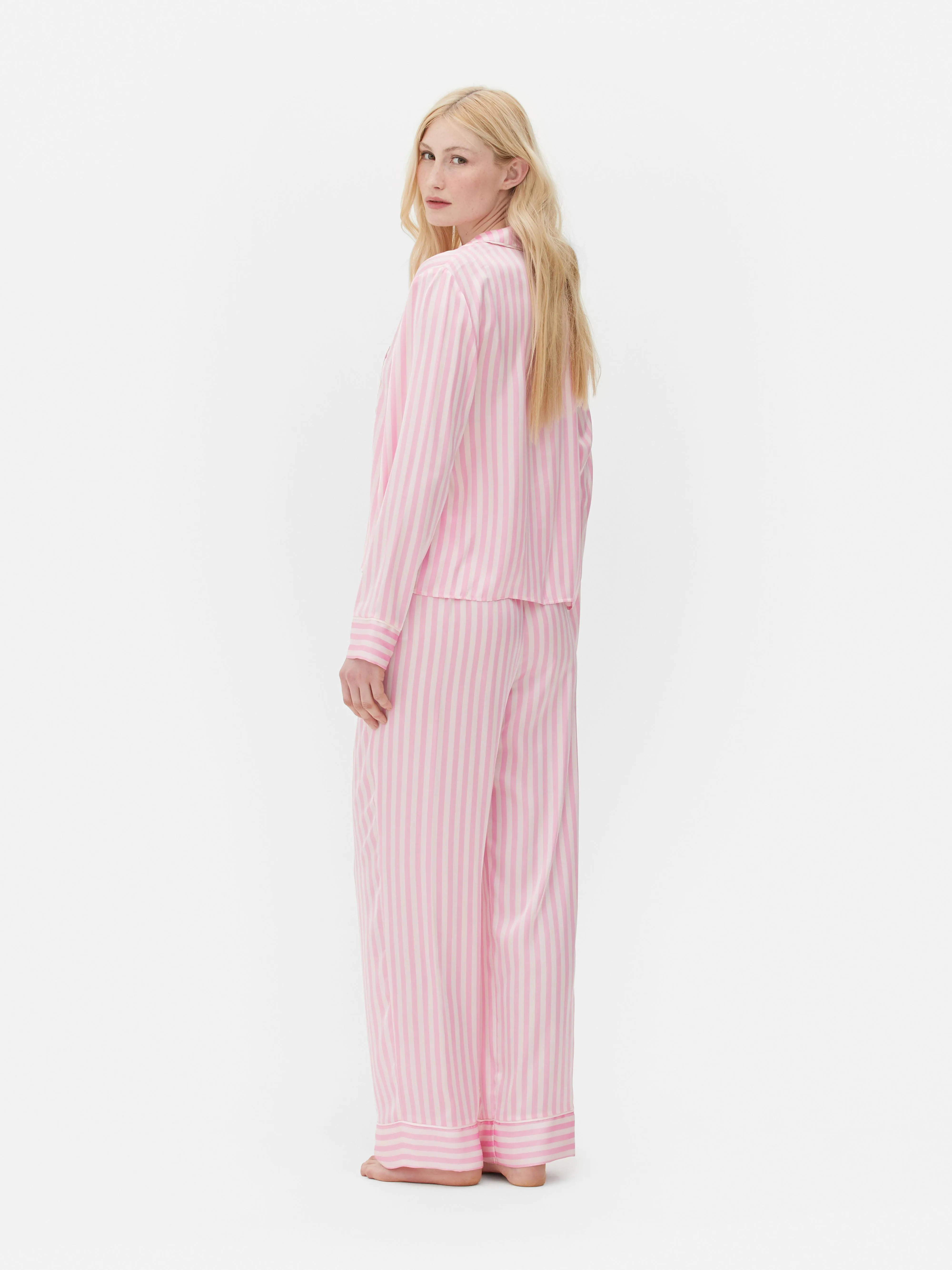 Pijama de satén de manga larga
