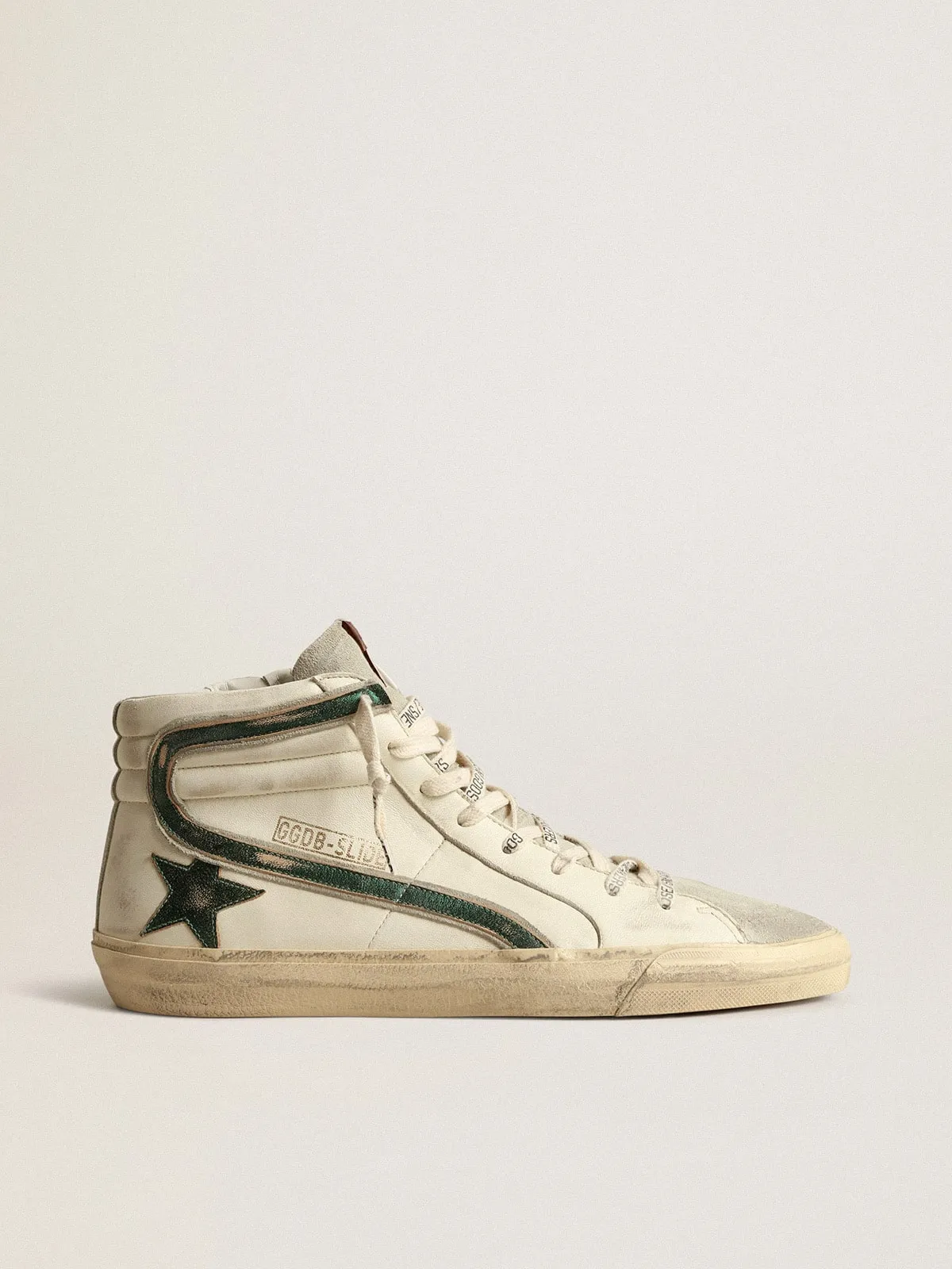 Slide de napa beige con estrella y detalle de «coma» de piel verde