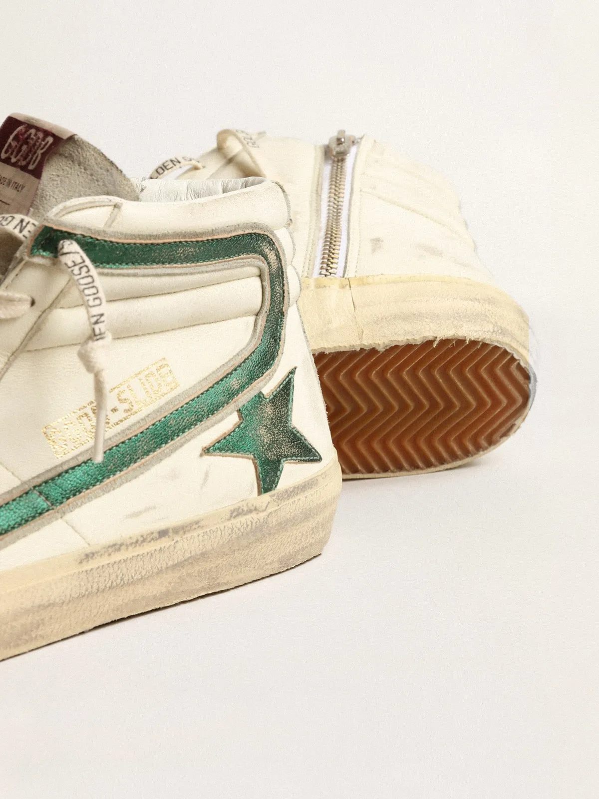 Slide de napa beige con estrella y detalle de «coma» de piel verde